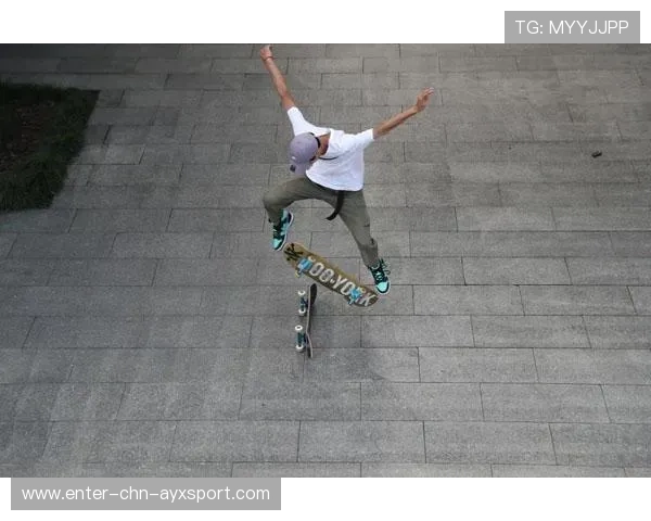 一滑板少年街头炫技，教练直接邀请进队